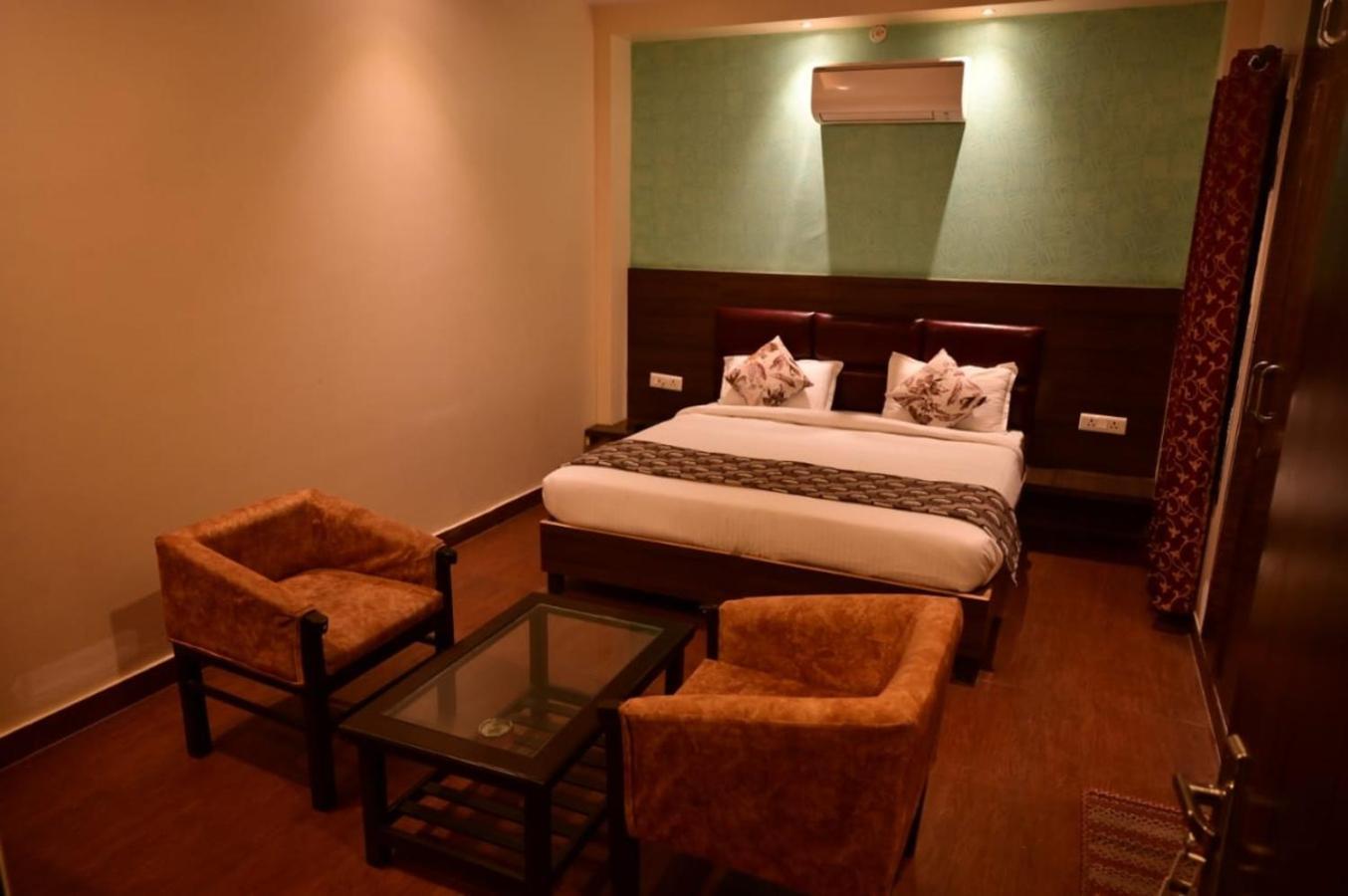 Hotel Gayatri Palace Λάκναου Εξωτερικό φωτογραφία