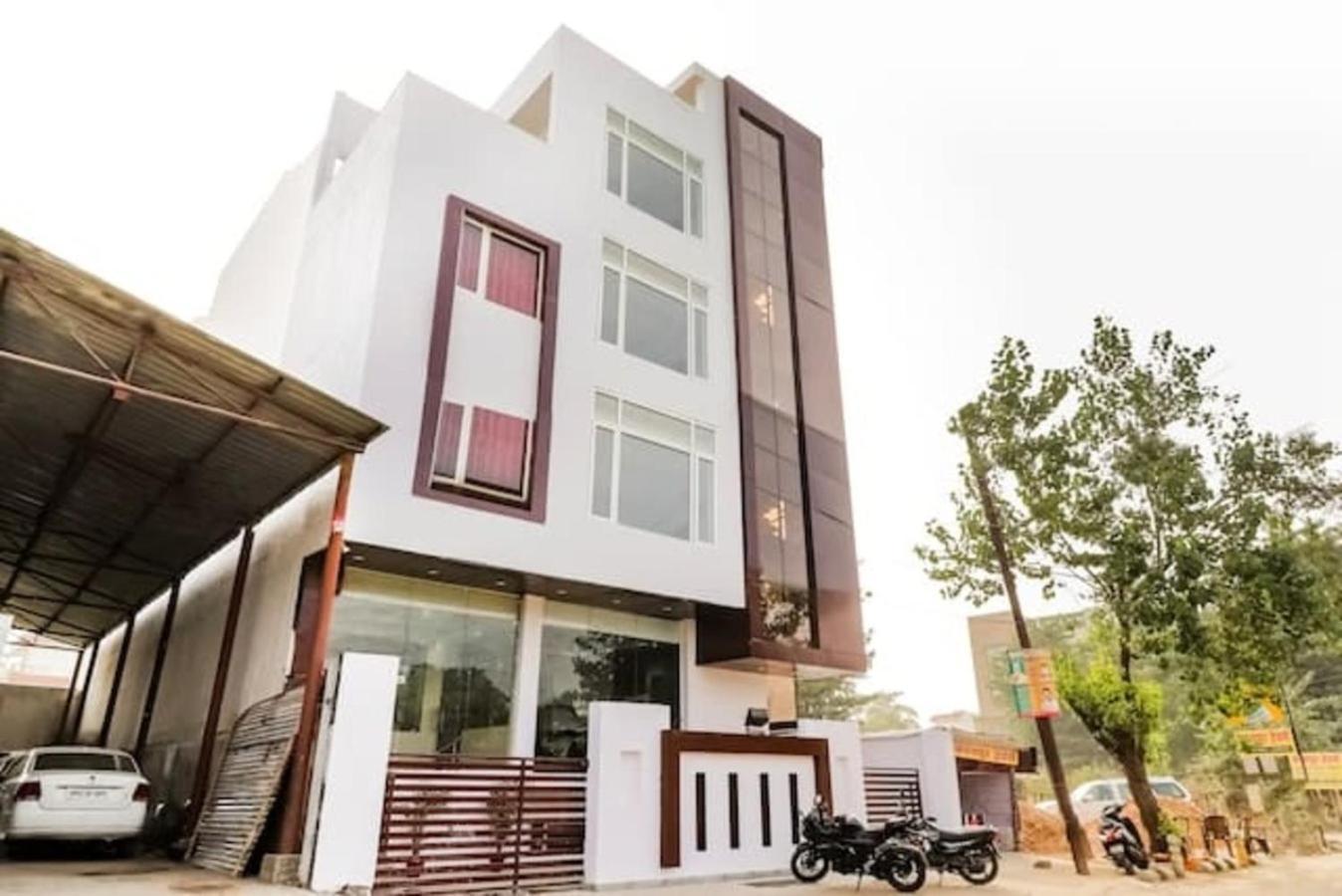 Hotel Gayatri Palace Λάκναου Εξωτερικό φωτογραφία